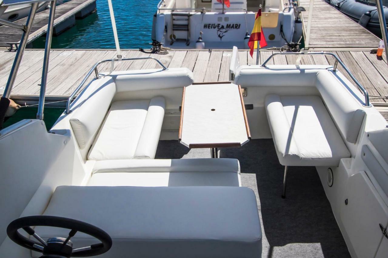 Отель Cozy Boat To Unwind By The Ocean Пуэрто-Калеро Экстерьер фото